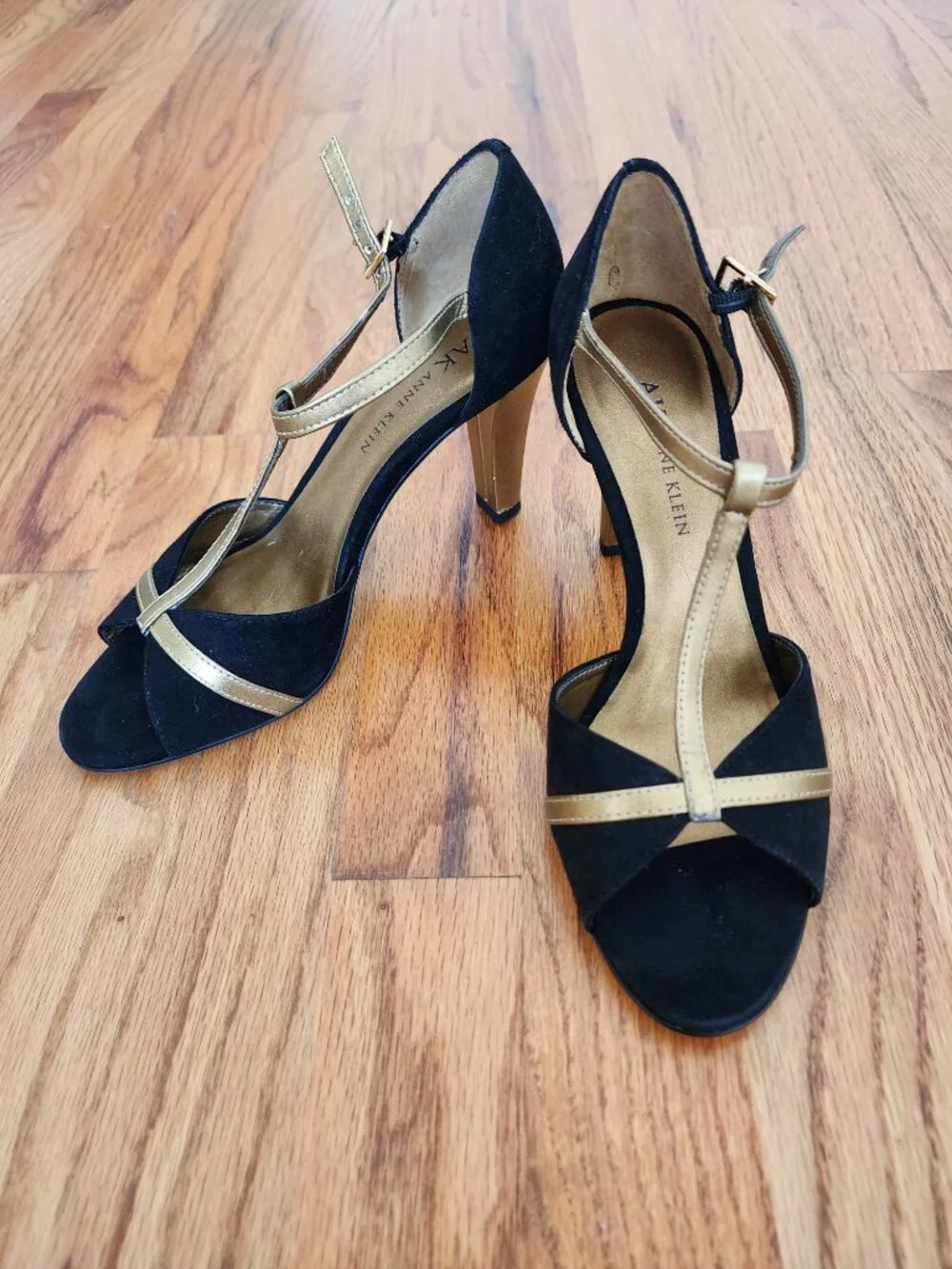 NWOT AK Anne Klein 'AKDANNI' Black & Gold T-Strap Suede Heels - 6M